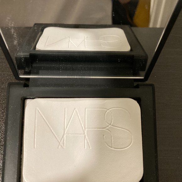 NARS Light Reflecting Pressed Setting Powder - Picture 2 of 3